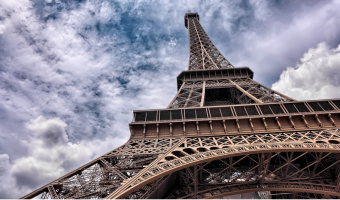 Na natření Eiffelovy věže se spotřebuje 50 tun barvy